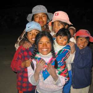 children-thunupa-uyunyi-saltflat-bolivia