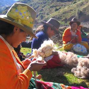 ladies-preparing-alpaca-wool-cordillera-blanca-huaraz
